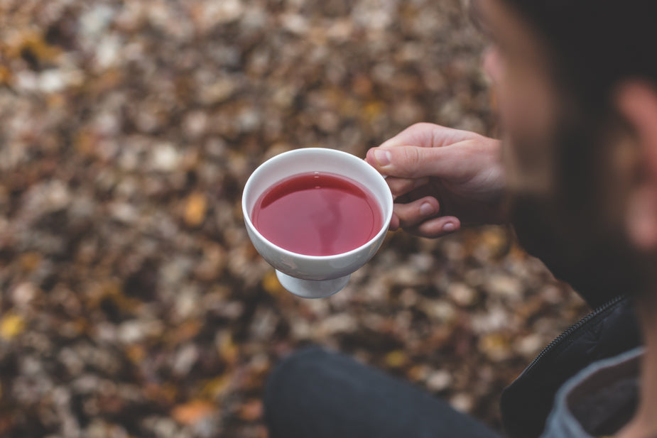 What to do with used tea leaves? 7 handy tips. Feed your garden, Carpet deodoriser, facial scrub, Refresh tired eyes, Shine your windows, Take a bath.